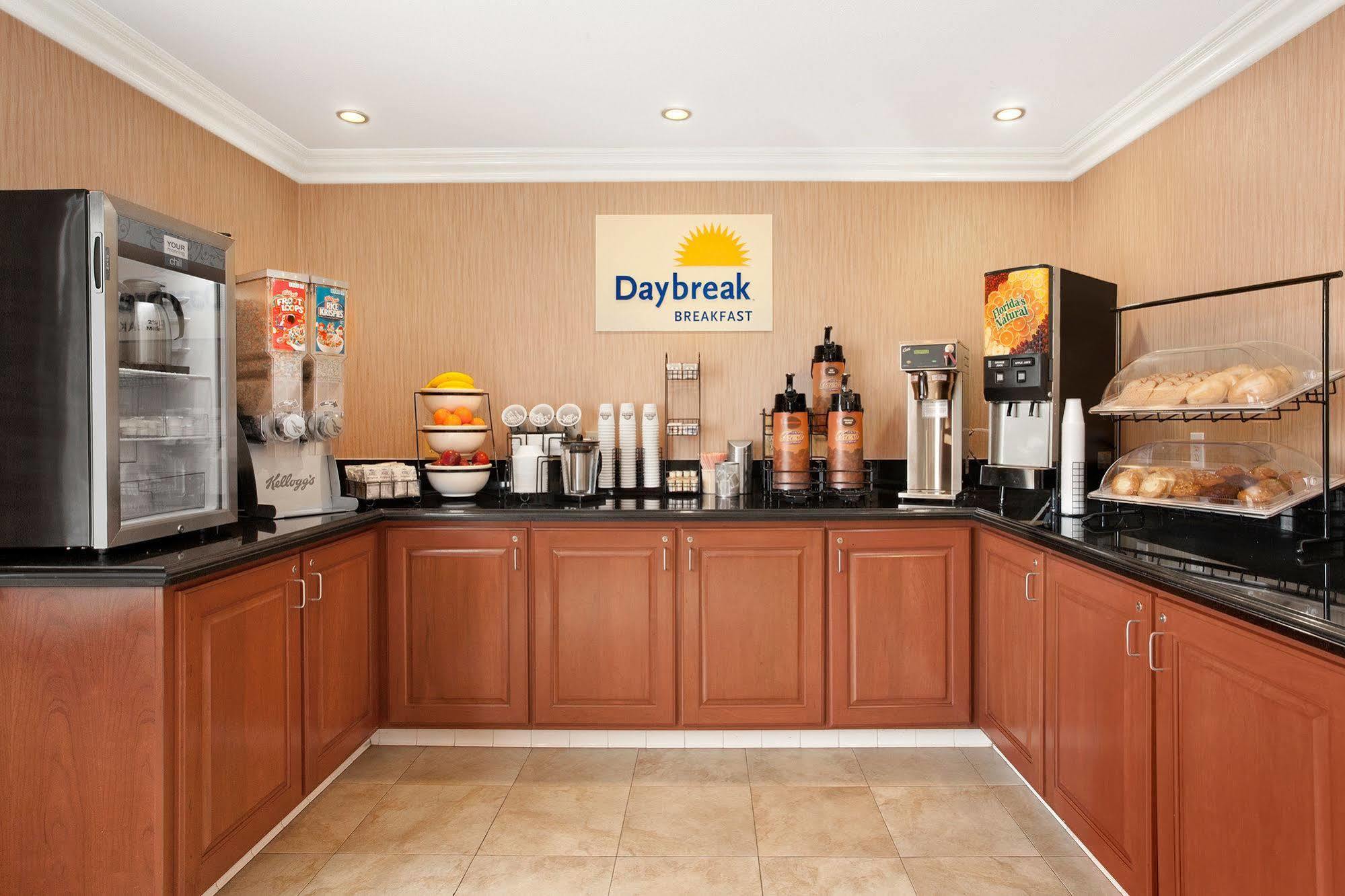 Days Inn By Wyndham Carlsbad Exteriér fotografie