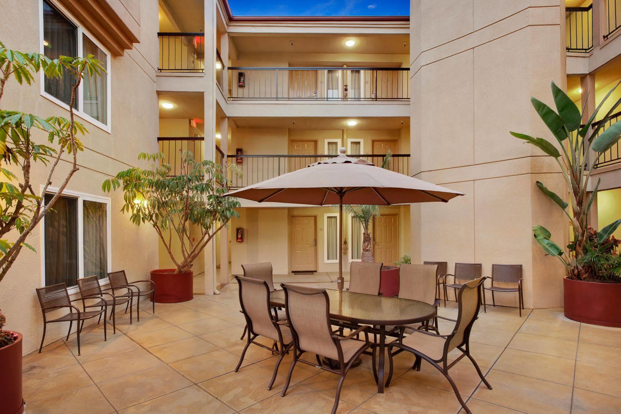 Days Inn By Wyndham Carlsbad Exteriér fotografie